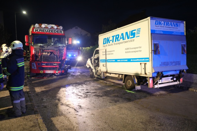 Schwerer LKW-Crash auf der Scharnsteiner Straße in Pettenbach