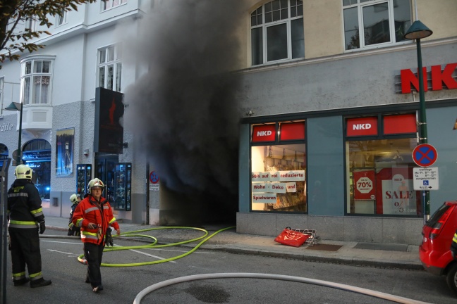 Brand in einer Tiefgarage in Wels-Innenstadt erfordert Großeinsatz der Feuerwehr