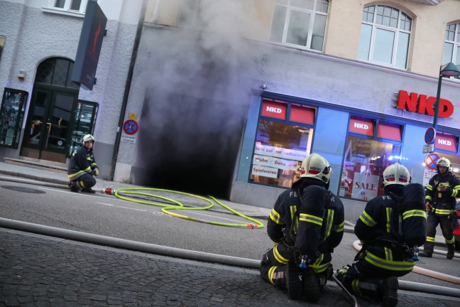 Brand in einer Tiefgarage in Wels-Innenstadt erfordert Großeinsatz der Feuerwehr