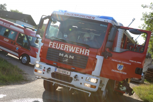 Brand eines Mhdreschers lste Groeinsatz der Feuerwehr in Enzenkirchen aus