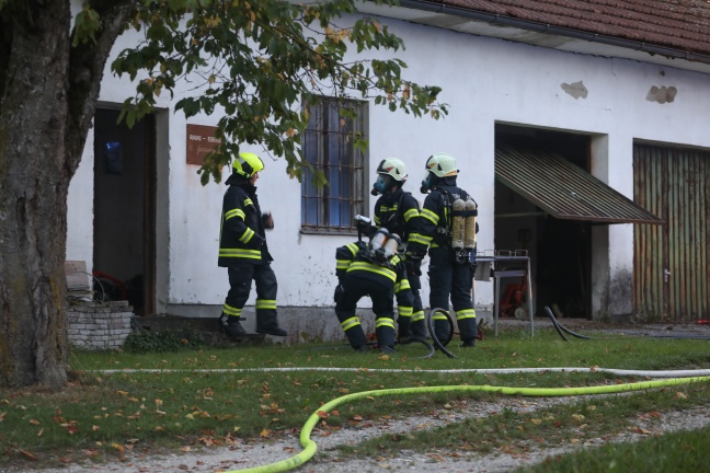 Garagenbrand in Wendling sorgt für Einsatz von elf Feuerwehren