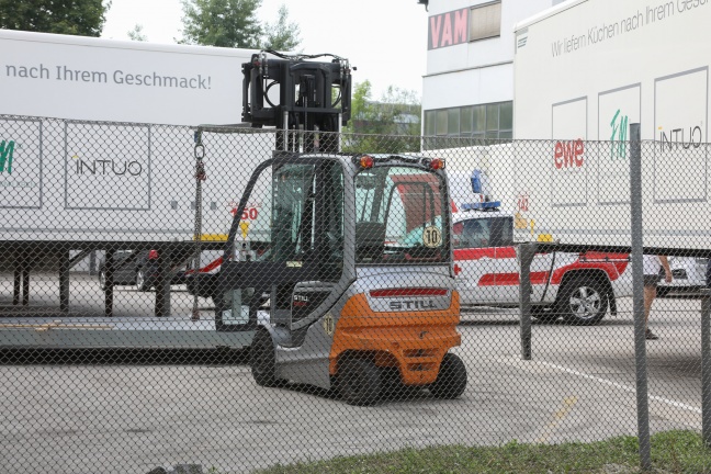 Schwerer Arbeitsunfall bei Arbeiten mit Stapler in Wels-Pernau