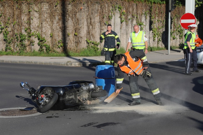 Verkehrsunfall mit Motorroller in Wels sorgte für Verkehrsbehinderungen