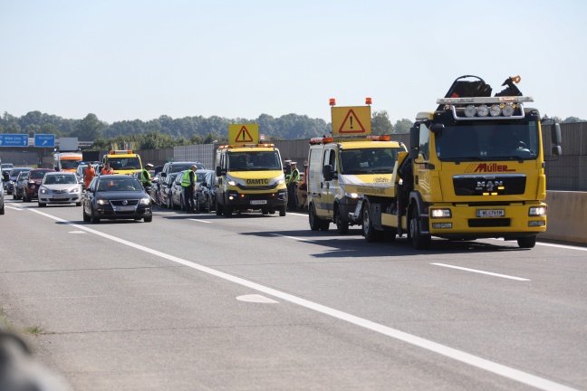 Blechsalat nach Serienunfall mit acht Fahrzeugen auf der Westautobahn bei Vorchdorf