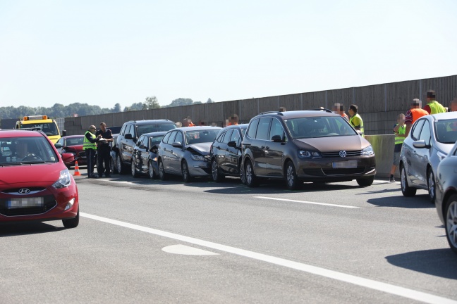 Blechsalat nach Serienunfall mit acht Fahrzeugen auf der Westautobahn bei Vorchdorf