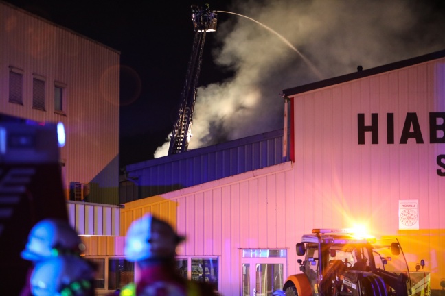 Großeinsatz der Feuerwehren bei Brand eines Gewerbebetriebs in Schlatt
