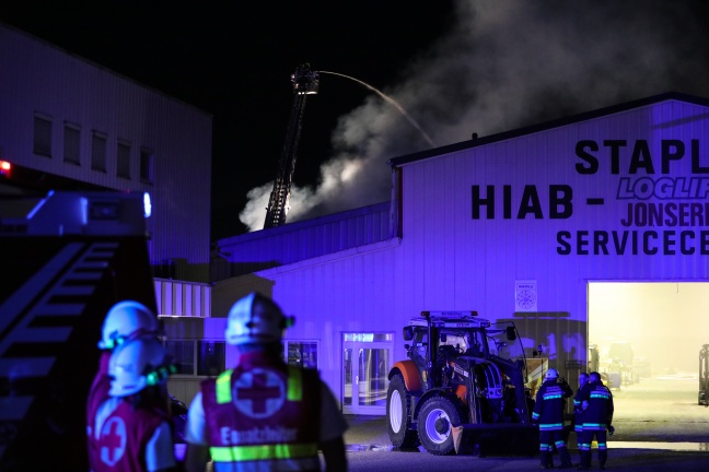 Großeinsatz der Feuerwehren bei Brand eines Gewerbebetriebs in Schlatt