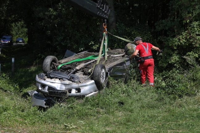 Autolenker bei Unfall in Hofkirchen im Traunkreis schwer verletzt