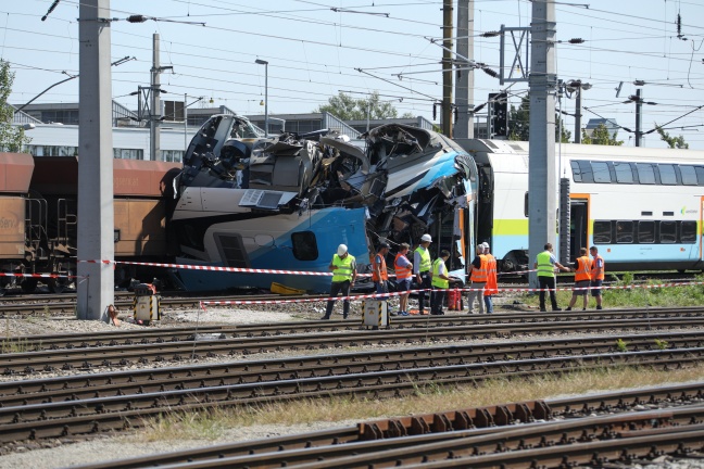 Fünf Verletzte bei Crash zwischen Personen- und Güterzug in Linz