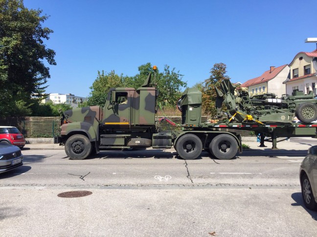 US-Militrkonvoi der Artillerie sorgte mit Irrfahrt durchs Welser Stadtzentrum fr Aufsehen und Verunsicherung