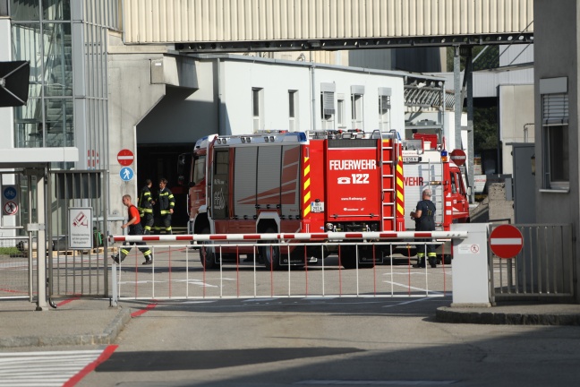 Drei Feuerwehren bei Brand in einem Gewerbebetrieb in Attnang-Puchheim im Einsatz