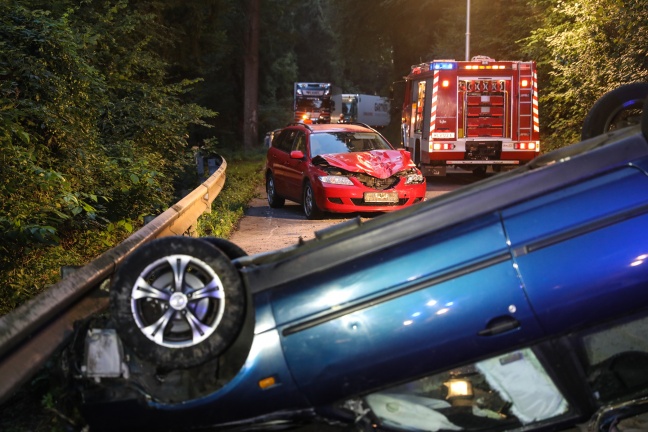 Verkehrsunfall mit Fahrzeugüberschlag in Thalheim bei Wels fordert zwei Verletzte
