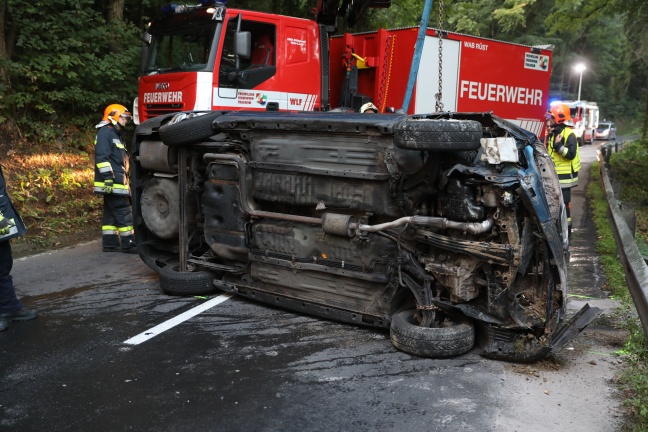 Verkehrsunfall mit Fahrzeugüberschlag in Thalheim bei Wels fordert zwei Verletzte