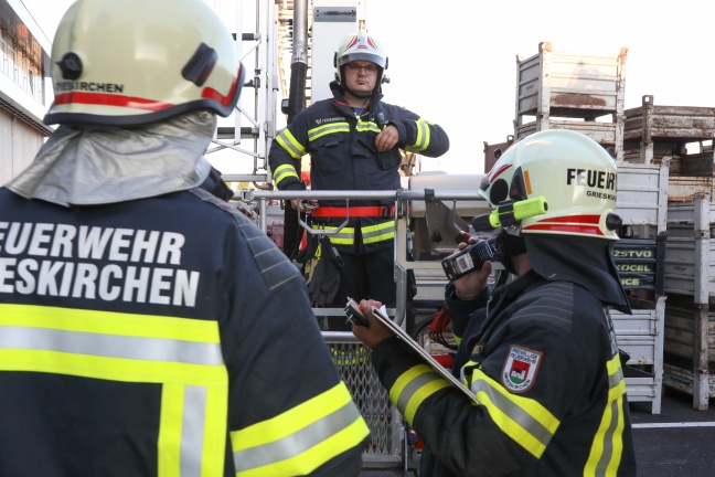 Großangelegte Einsatzübung von Feuerwehr und Rettungsdienst bei Industriebetrieb in Grieskirchen