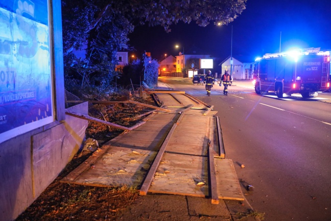 Auto krachte bei Unfall in Wels-Pernau gegen Hydrant und Plakatwnde