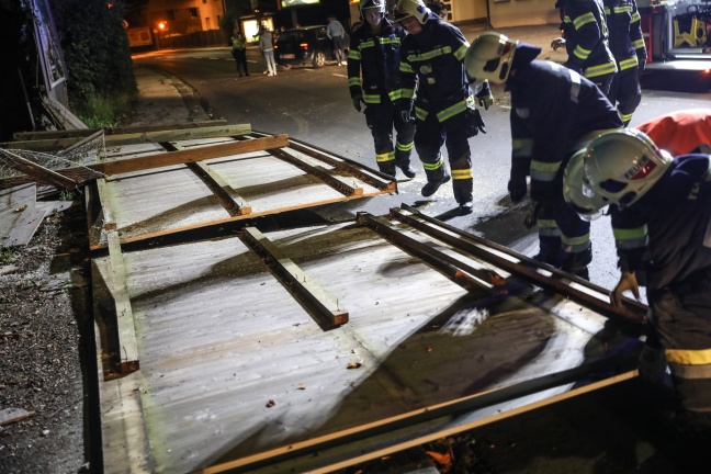 Auto krachte bei Unfall in Wels-Pernau gegen Hydrant und Plakatwnde