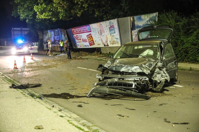 Auto krachte bei Unfall in Wels-Pernau gegen Hydrant und Plakatwnde