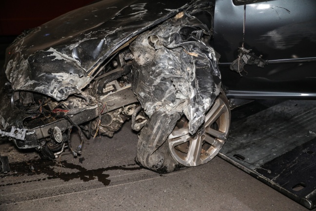 Auto krachte bei Unfall in Wels-Pernau gegen Hydrant und Plakatwnde