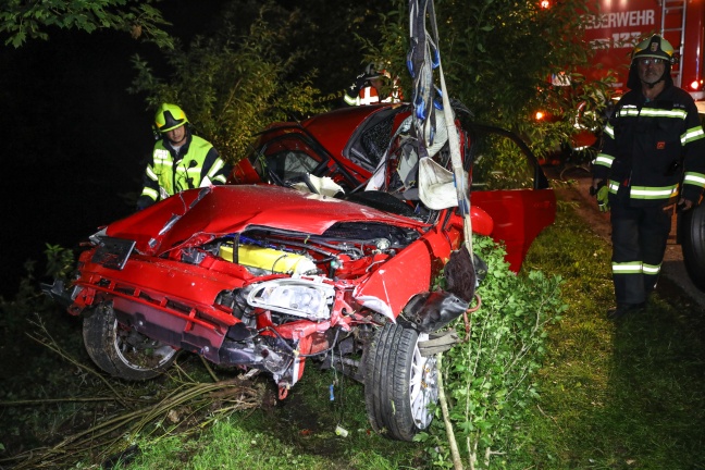 Auto bei schwerem Verkehrsunfall in Pinsdorf regelrecht um Baum gewickelt