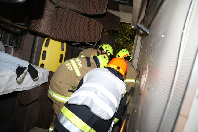 Großübung der Einsatzkräfte mit umgestürztem Bus in Haag am Hausruck