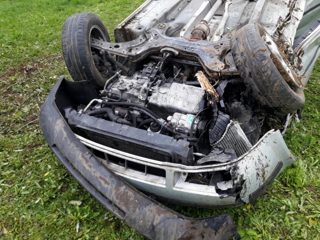 Auto bei schwerem Verkehrsunfall in Ternberg überschlagen