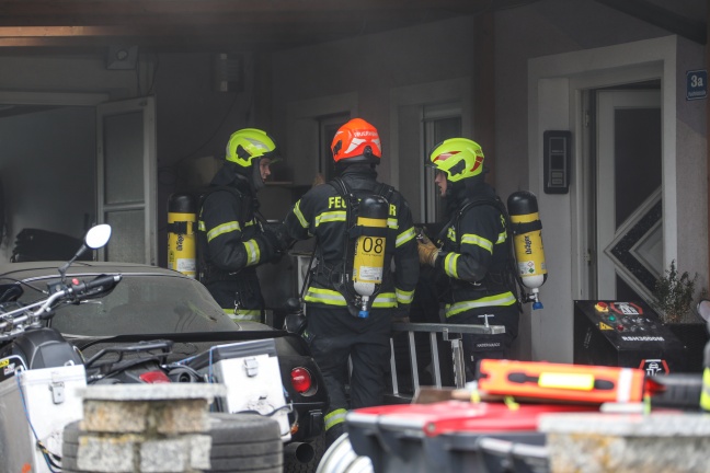 Drei Feuerwehren bei Brand in einem Keller in Pucking im Einsatz