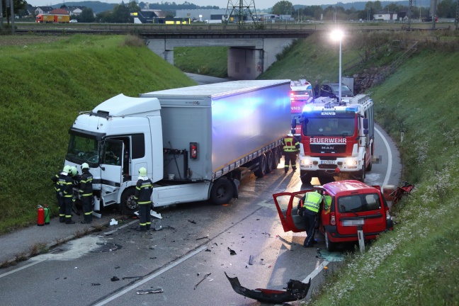 Tödlicher Verkehrsunfall zwischen LKW und PKW auf der Kristeiner Straße in Enns