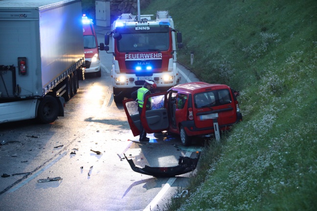 Tödlicher Verkehrsunfall zwischen LKW und PKW auf der Kristeiner Straße in Enns