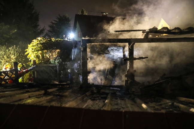 Drei Feuerwehren bei Brand einer Gartenhütte in Pasching im Einsatz