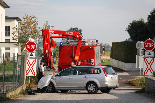 Kollision zwischen Auto und Almtalbahn in Sattledt endet glimpflich