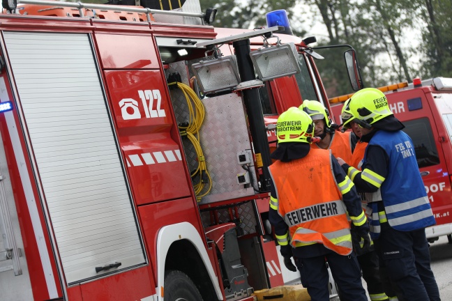 Aufräumarbeiten durch die Feuerwehr nach Kreuzungscrash in Marchtrenk
