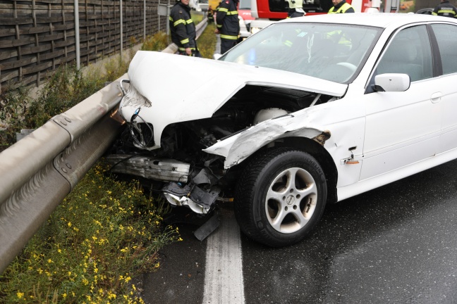 Verkehrsunfall zwischen PKW und LKW auf der Westautobahn bei Enns fordert einen Verletzten