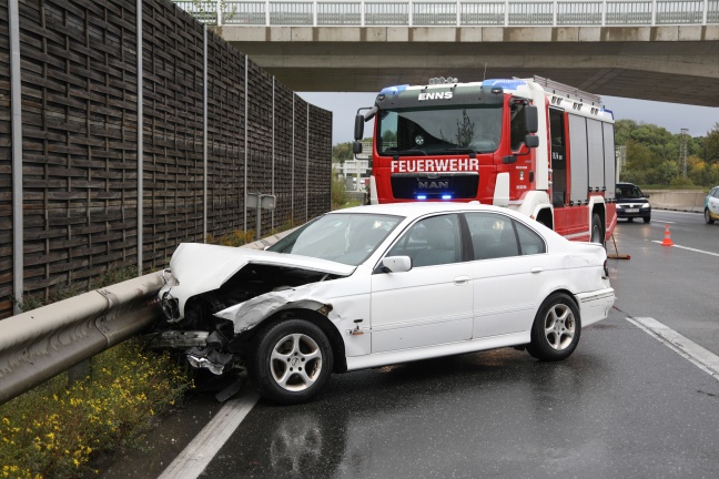 Verkehrsunfall zwischen PKW und LKW auf der Westautobahn bei Enns fordert einen Verletzten