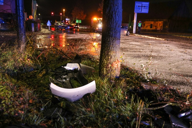 Auto kracht bei Verkehrsunfall in Wels-Lichtenegg gegen Baum