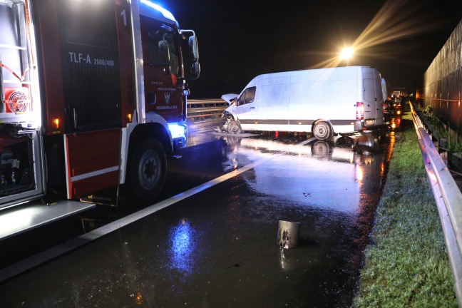 Verkehrsunfall mit Kleintransporter auf der Welser Autobahn bei Weißkirchen an der Traun