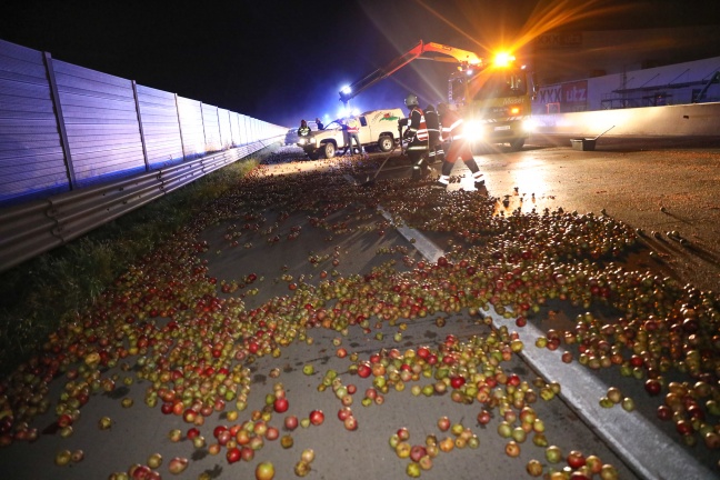 Nächtliche Apfelernte auf der Westautobahn bei Sattledt nach schwerem Auffahrunfall