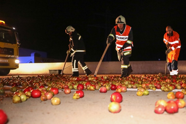 Nächtliche Apfelernte auf der Westautobahn bei Sattledt nach schwerem Auffahrunfall