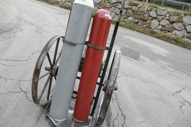 Vier Feuerwehren und Cobra-Beamter bei Brand einer Gasflasche in Grieskirchen im Einsatz