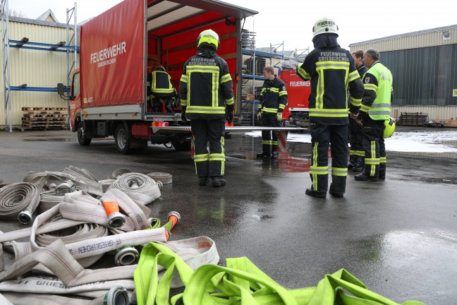 Vier Feuerwehren und Cobra-Beamter bei Brand einer Gasflasche in Grieskirchen im Einsatz