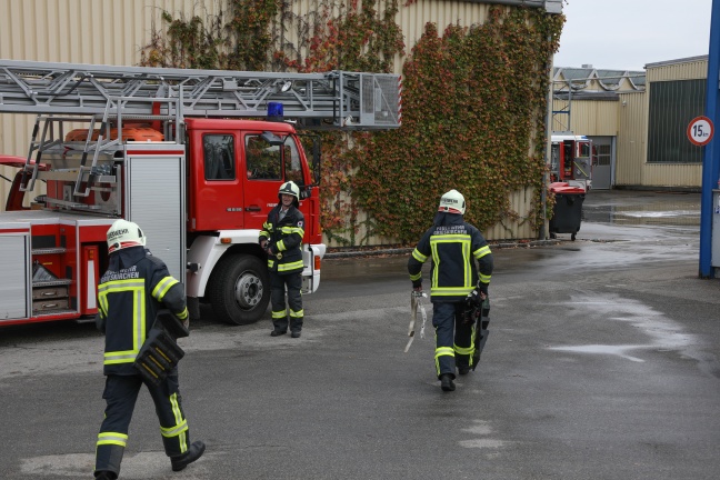 Vier Feuerwehren und Cobra-Beamter bei Brand einer Gasflasche in Grieskirchen im Einsatz