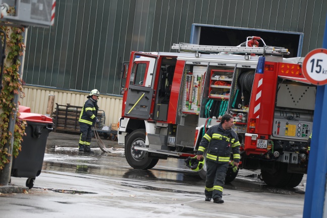Vier Feuerwehren und Cobra-Beamter bei Brand einer Gasflasche in Grieskirchen im Einsatz