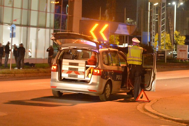 Auto kracht bei Verkehrsunfall in Linz-Industriegebiet-Hafen in Schauraum eines Autohauses