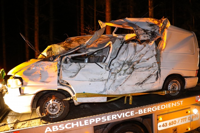 Schwerer Verkehrsunfall auf der Schiefer Straße in Grünburg