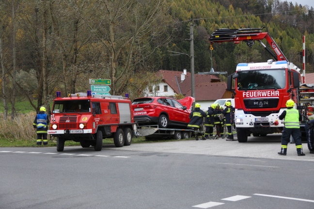 Schwerer Verkehrsunfall zwischen Auto und Fahrzeug der Feuerwehr in Micheldorf in Oberösterreich