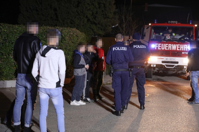 Jugendliche steckten Papiercontainer in Wels-Pernau in Brand