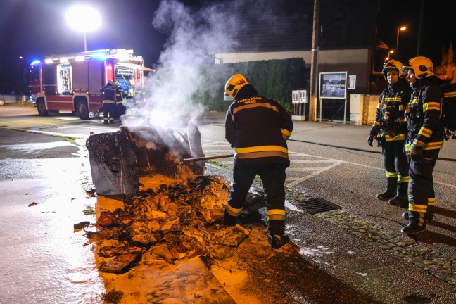 Jugendliche steckten Papiercontainer in Wels-Pernau in Brand