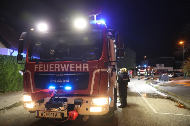 Jugendliche steckten Papiercontainer in Wels-Pernau in Brand