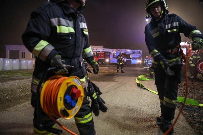 Einsatzübung der Feuerwehren bei Argar-Servicebetrieb in Thalheim bei Wels
