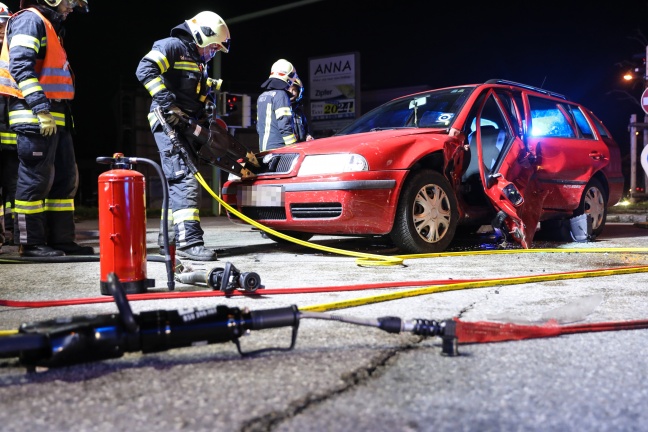 Lenkerin nach Verkehrsunfall in Wels-Lichtenegg von Feuerwehr aus Auto befreit