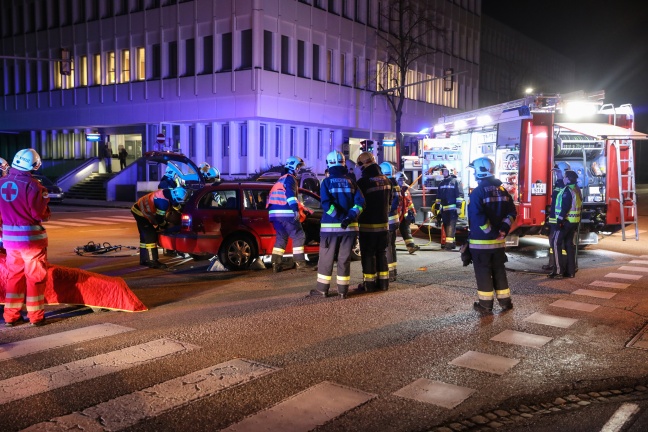 Lenkerin nach Verkehrsunfall in Wels-Lichtenegg von Feuerwehr aus Auto befreit